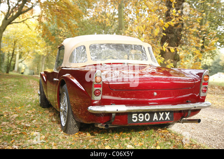 Daimler Vintage auto su una strada privata via tra le foglie di autunno. Foto Stock