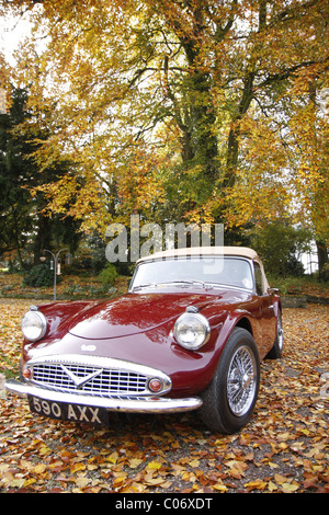 Daimler Vintage auto su una strada privata via tra le foglie di autunno. Foto Stock