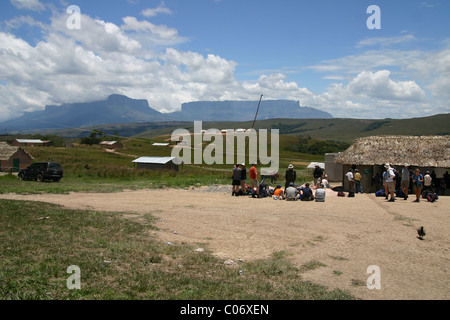 Gli escursionisti in Venezuela testa verso il vertice del tepui - Monte Roraima Foto Stock