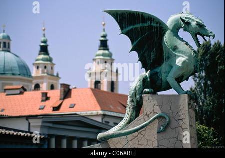 Dragon Bridge e St Nicholas Cathedral, Lubiana, Slovenia Foto Stock