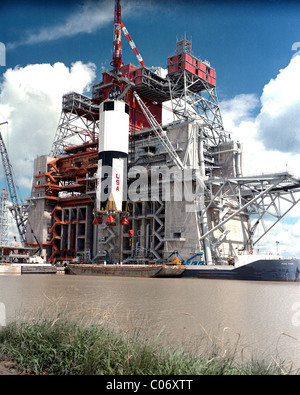 Prima fase dell'Apollo Saturn V moon rocket è sollevata dalla gru per l'installazione nel B-2 test stand presso il centro di prova. Foto Stock