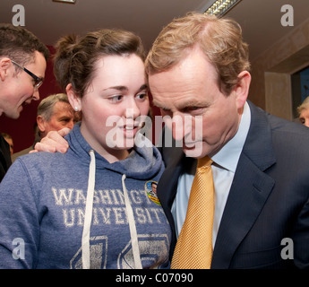 Irish Fine Gael, leader del Partito Enda Kenny sull'elezione 2011 trail, in Newcastle West County Limerick Irlanda Foto Stock