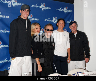 Anna Kournikowa, Elton John, Lindsay Davenport e i membri del team xv annuale "Advanta World TeamTennis Smash Hits' alla Foto Stock