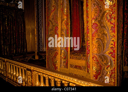 Filo di seta, brocade, Kings Bedchamber, Chambre du Roi, Palazzo di Versailles, città di Versailles, Ile-de-France, Francia, Europa Foto Stock