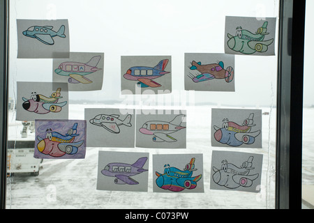 Southwest Airlines Visualizza disegni di bambini sulla finestra che si affaccia sulla zona di attracco. Foto Stock