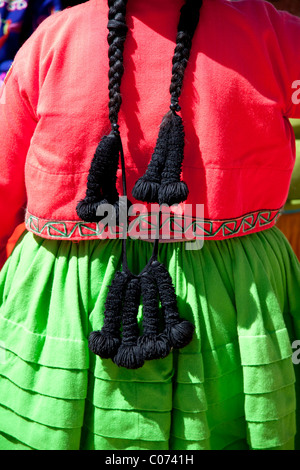 Una donna Aymara in Islas de los Uros, o floating Tortora isole di canne, in Perù Lago Titicaca. Foto Stock