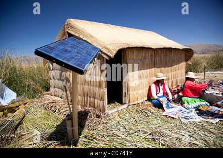 A energia solare pannello sul Islas de los Uros, o floating Tortora Isole Reed, del Perù Lago Titicaca vicino a Puno. Foto Stock