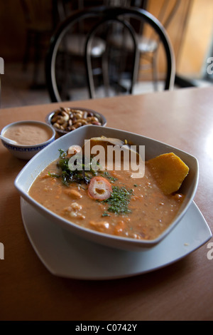 Una ciotola di Ceviche de Urizo, o ricci di mare ceviche, presso il ristorante Fory Fay in Arequipa, Perù. Foto Stock