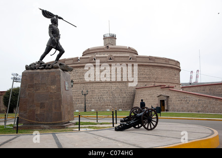 Il Castillo de la Real Felipe a Lima in Perù" del porto della città di Callao, una storica fortezza spagnola utilizzato per prevenire gli attacchi dei pirati. Foto Stock