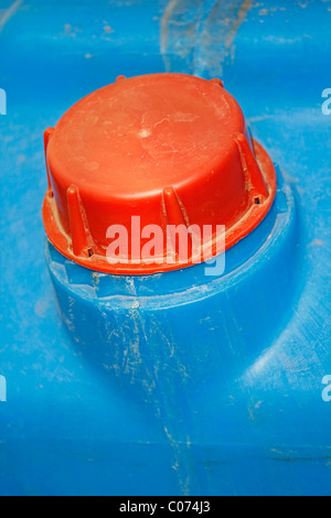 In alto di una plastica blu benzina può Foto Stock