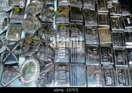 Fake pirata designer usurpative merci le fibbie della cintura di sicurezza sulla vendita in stallo petaling street chinatown kuala Lumpur Kuala Lumpur in Malesia Foto Stock