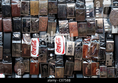 Fake pirata designer usurpative merci le fibbie della cintura di sicurezza sulla vendita in stallo petaling street chinatown kuala Lumpur Kuala Lumpur in Malesia Foto Stock
