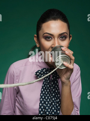 Imprenditrice utilizzando un barattolo di latta telefono Foto Stock