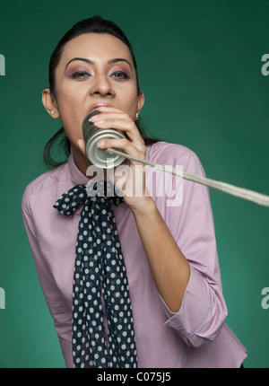 Imprenditrice utilizzando un barattolo di latta telefono Foto Stock