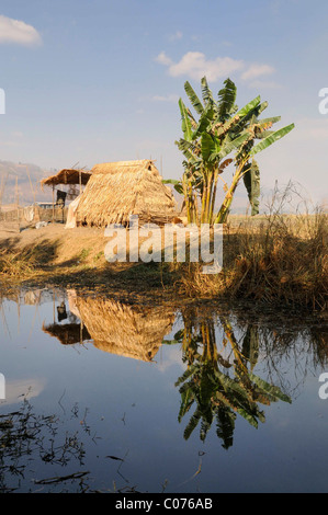Intha homestead su un canale vicino Lago Inle, Nyaung Shwe, Stato Shan, MYANMAR Birmania, sud-est asiatico Foto Stock