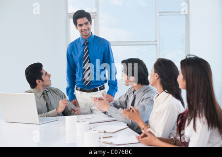 I dirigenti aziendali di discutere in una riunione Foto Stock