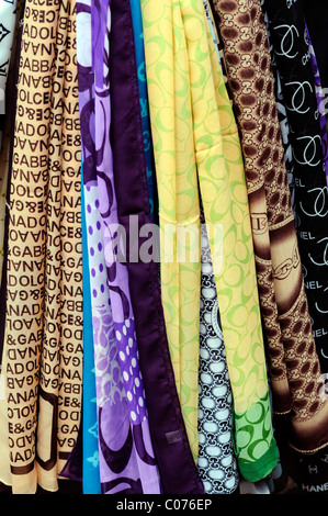 Fake designer sciarpe di seta pirata pirata di beni di lusso in vendita in stallo petaling street chinatown kuala Lumpur in Malesia Foto Stock