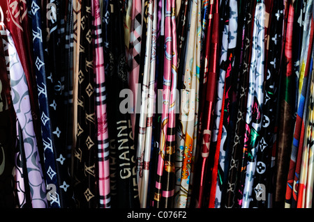 Fake designer sciarpe di seta pirata pirata di beni di lusso in vendita in stallo petaling street chinatown kuala Lumpur in Malesia Foto Stock