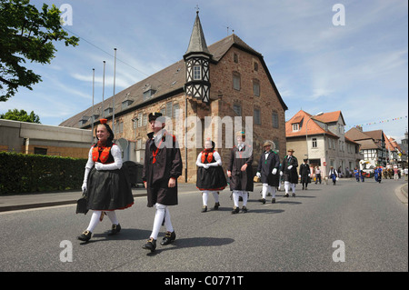 Coppie in costumi tradizionali da Schwalm, Salatkirmes fair, Ziegenhain, Schwalmstadt, Schwalm-Eder-Kreis district Foto Stock