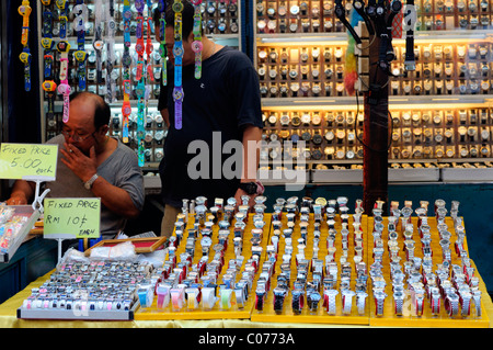 Fake designer pirata orologi pirata beni di lusso in vendita in stallo petaling street chinatown kuala Lumpur in Malesia Foto Stock
