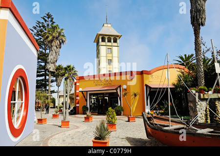 Negozi di souvenir e artigianato di fronte alla Torre Woermann della compagnia di navigazione nell'edificio Woermann, architettura Foto Stock