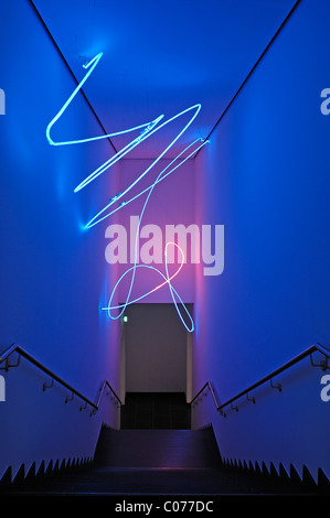 Arte, neon colorati installazione nella tromba delle scale di Schweinfurt Kunsthalle Galleria d'arte, Ruefferstrasse, Schweinfurt Foto Stock