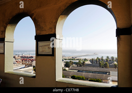 Vista dalla Torre Woermann della compagnia di navigazione nell'edificio Woermann su Swakopmund e l'Oceano Atlantico, Swakopmund Foto Stock