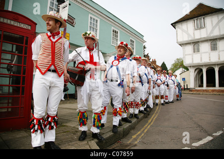 Morris ballerini vicino al Guildhall in Thaxted Essex Foto Stock