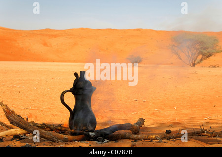 Pot del caffè durante il riposo nel deserto Wahiba Sands, Oman, Medio Oriente Foto Stock