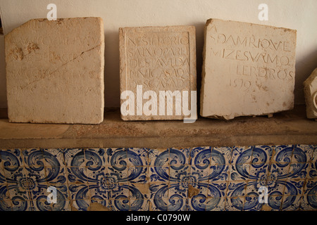 Compresse e piastrelle nel museo Museu Municipal de Lagos, Algarve, Portogallo, Europa Foto Stock