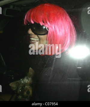 Britney Spears indossando una parrucca rosa in una stazione di gas in Malibu, Los Angeles, California - 15.10.07 Foto Stock