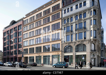 Storici e moderni edifici per uffici su Hausvogteiplatz square, quartiere Mitte di Berlino, Germania, Europa Foto Stock