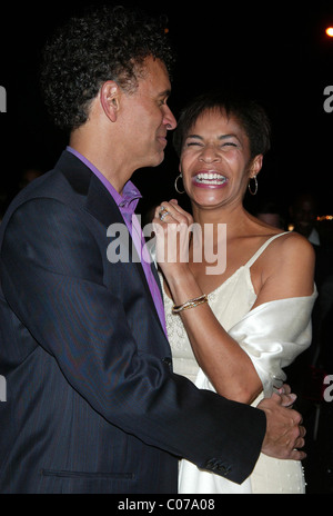 Brian Stokes Mitchell e sua moglie, attrice Allyson Tucker dopo la festa per celebrare Brian Stokes Mitchell's Carnegie Hall debutto Foto Stock