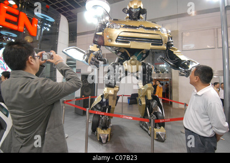 NANJING AUTO mostra migliaia accorrono in Cina?s annuale più grande salone dell'auto. Il 2007 Nanjing Automobile Expo, Cina orientale, Foto Stock