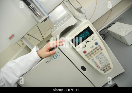 Trace Gas cromatografo nella centrale di laboratorio forense della polizia polacca a Varsavia Foto Stock