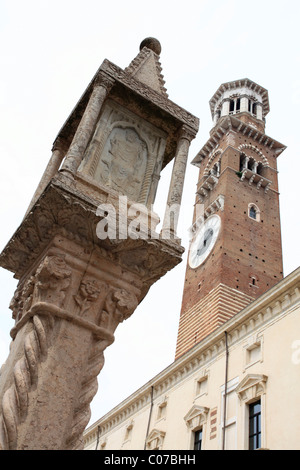 Colonna con un edicola o piccolo santuario dal XIV secolo nel retro ha la Torre dei Lamberti, Piazza delle Erbe, Verona Foto Stock