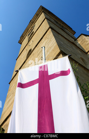 Chiesa protestante bandiera sulla piazza del mercato di fronte alla guglia della chiesa protestante di San Pietro e Paolo, Oehringen Foto Stock