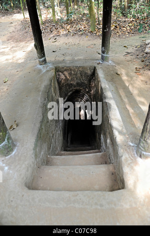 Ingresso per il sistema di tunnel dei vietcong in Cu Chi, Sud Vietnam, Vietnam, Asia sud-orientale, Asia Foto Stock