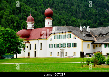 San Bartholomae la chiesa del pellegrinaggio, del XII secolo, lago Koenigssee, Nationalpark Berchtesgaden alpine parco nazionale, Bavaria Foto Stock