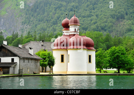 San Bartholomae la chiesa del pellegrinaggio, del XII secolo, lago Koenigssee, Nationalpark Berchtesgaden alpine parco nazionale, Bavaria Foto Stock