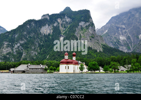 San Bartholomae la chiesa del pellegrinaggio, del XII secolo, nella parte anteriore della parete orientale del Mt. Il Watzmann, lago Koenigssee, Nationalpark Foto Stock