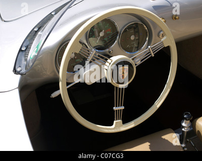 Il Cockpit di una Porsche 356 Speedster dagli anni sessanta Foto Stock