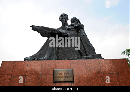 Statua di Ho Chi Minh, Zio Ho, con un bambino, Ho Chi Minh City, a Saigon, Vietnam del Sud, Vietnam, Asia sud-orientale, Asia Foto Stock