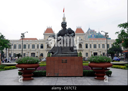 Statua di Ho Chi Minh, Zio Ho, con un bambino di fronte allo storico municipio, Ho Chi Minh City, a Saigon, Vietnam del Sud Foto Stock