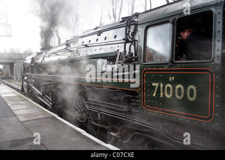 Locomotiva a vapore 71.000, duca di Gloucester, lasciando una stazione Foto Stock