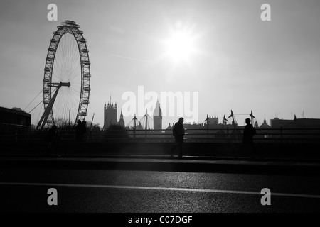 Vista dal ponte di Waterloo a London Eye e le case del Parlamento. Westminster, Londra, Regno Unito Foto Stock