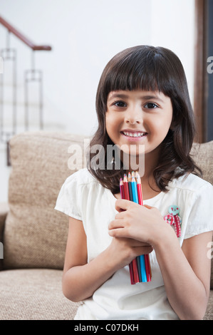 Ritratto di una ragazza con matite colorate Foto Stock