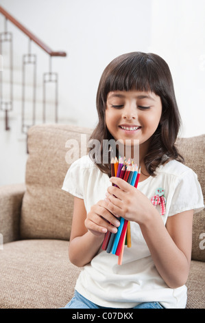 Ragazza con matite colorate Foto Stock