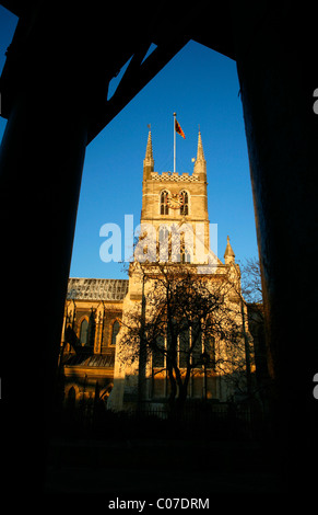 Cattedrale di Southwark visto da sotto le arcate del Mercato di Borough, Southwark, Londra, Regno Unito Foto Stock