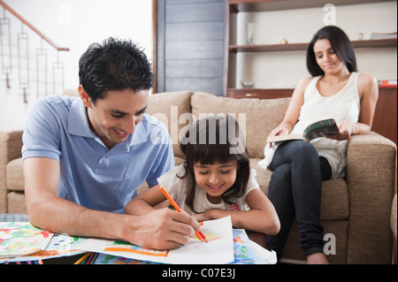 L'uomo ad assistere la figlia nel disegno Foto Stock